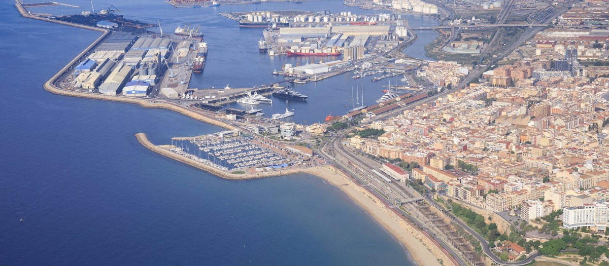 Imagen del puerto de Tarragona

La Capitanía Marítima de Tarragona, de la Dirección General de la Marina Mercante, que depende del Ministerio de Transportes, Movilidad y Agenda Urbana, ha prohibido la entrada al Port de Tarragona al buque Maersk Magellan, con bandera de Singapur, por transportar hidrocarburos procedentes de un buque ruso.

ESPAÑA EUROPA CATALUÑA ECONOMIA
PORT DE TARRAGONA