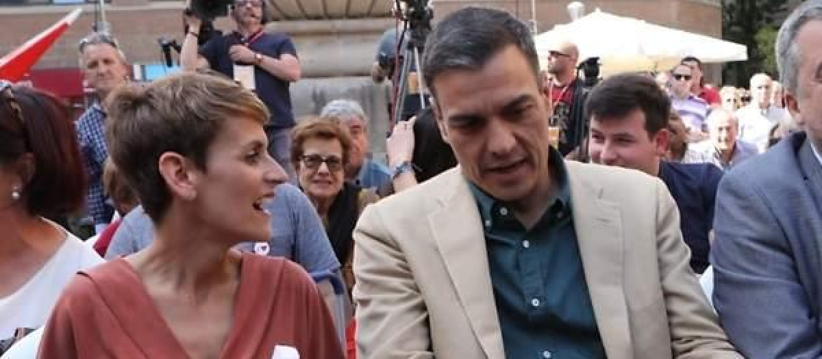 El presidente del Gobierno, Pedro Sánchez, junto a la de Navarra, María Chivite.