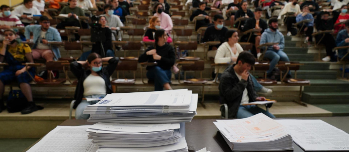 Estudiantes esperan antes de comenzar las pruebas de acceso a la universidad