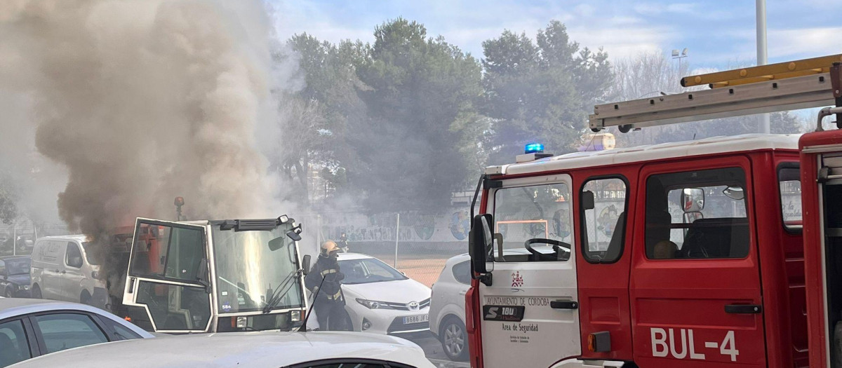 La máquina barredora de Sadeco envuelta en humo y llamas.