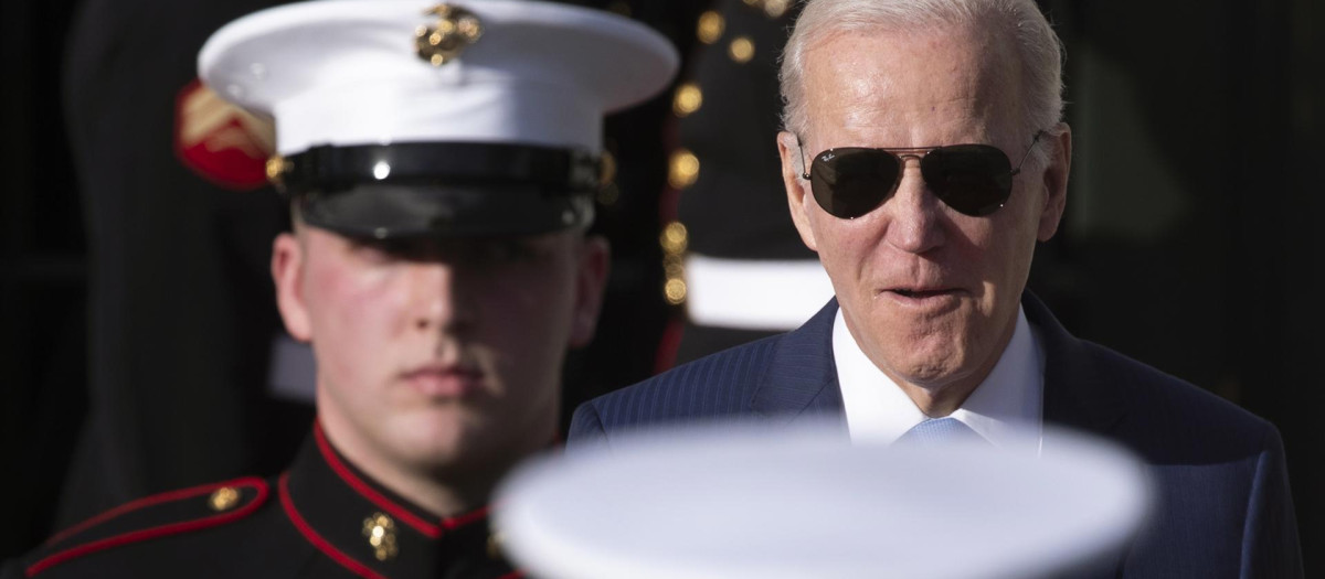 Washington (United States), 10/02/2023.- US President Joe Biden (R) waits behind behind US military personnel before the arrival of President of Brazil Da Silva (not pictured) at the South Lawn of the White House in Washington, DC, USA, 10 February 2023. The Brazilian president visits his US counterpart to discuss global warming and democracy. (Brasil, Estados Unidos) EFE/EPA/MICHAEL REYNOLDS
