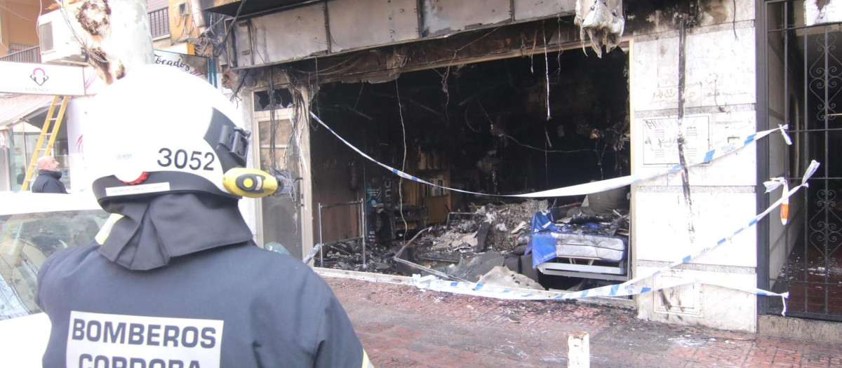 Imagen de la tienda de colchones de la Avenida Cruz de Juárez, que ha quedado calcinada