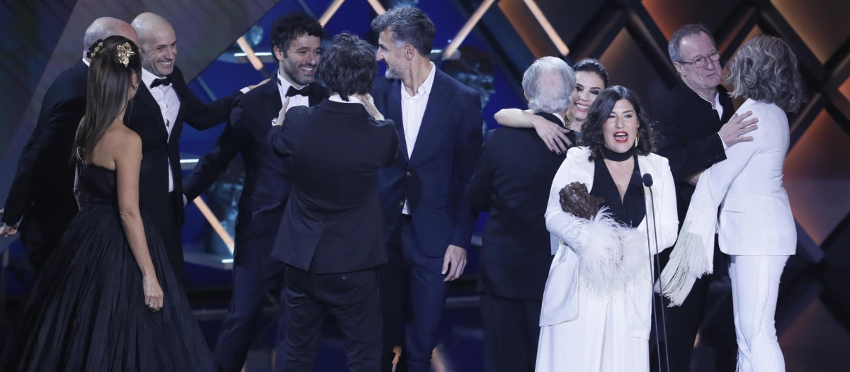 La productora Sandra Tapia tras recibir el Goya a la mejor película por "As Bestas"