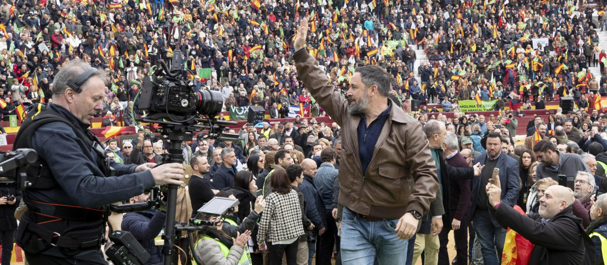MURCIA, 12/02/2023.-El presidente de Vox Santiago Abascal a su llegada al mitin que está ofreciendo este domingo en la plaza de toros de Murcia. EFE/Marcial Guillén