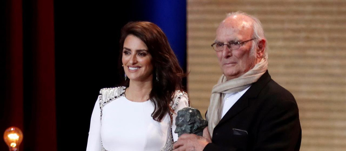 l director Carlos Saura (d) y la actriz Penélope Cruz, durante la 32ª Edición de los Premios Goya