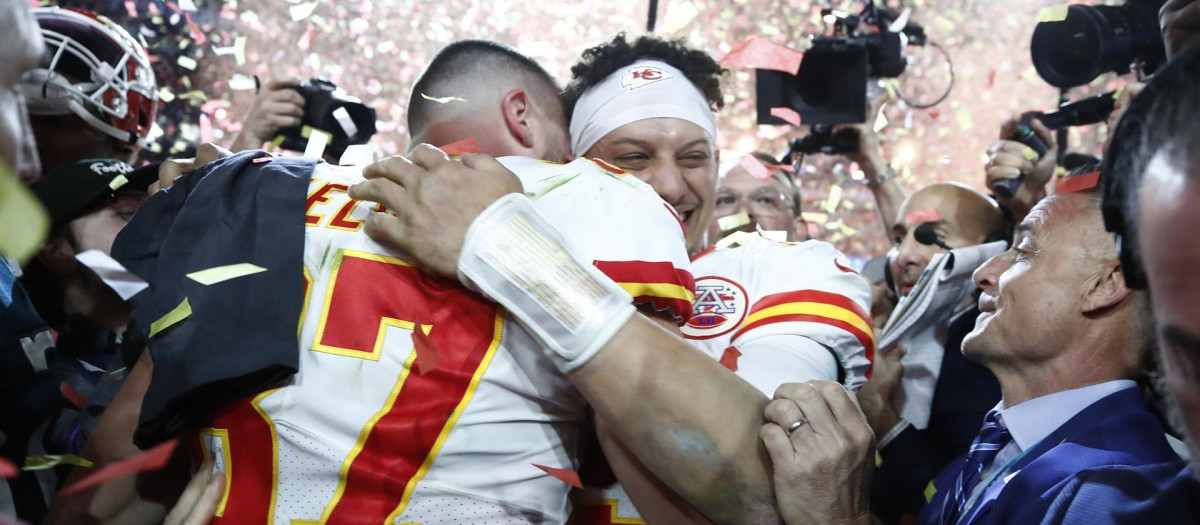 Patrick Mahomes, quarterback del Kansas City Chiefs, celebra la victoria en la Super Bowl junto con Travis Kelce