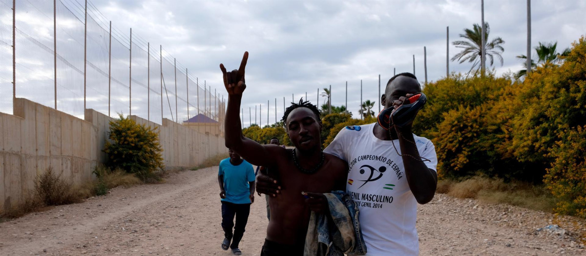 Un grupo de personas se dirige al Centro Temporal de Inmigrantes (CETI) después de saltar la valla de Melilla
