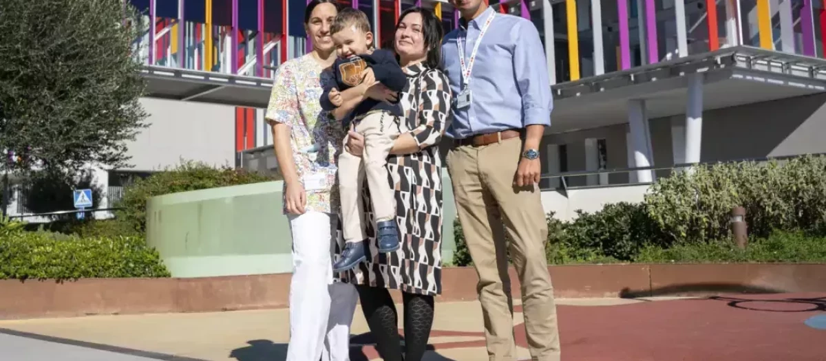 De izquierda a derecha Cristina Vicente, una de las enfermeras de Makar, el niño en los brazos de su madre y el doctor Andrés Morales