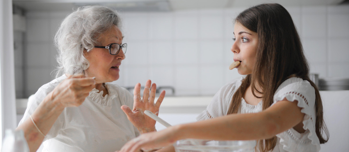 Una nieta y su abuela haciendo galletas