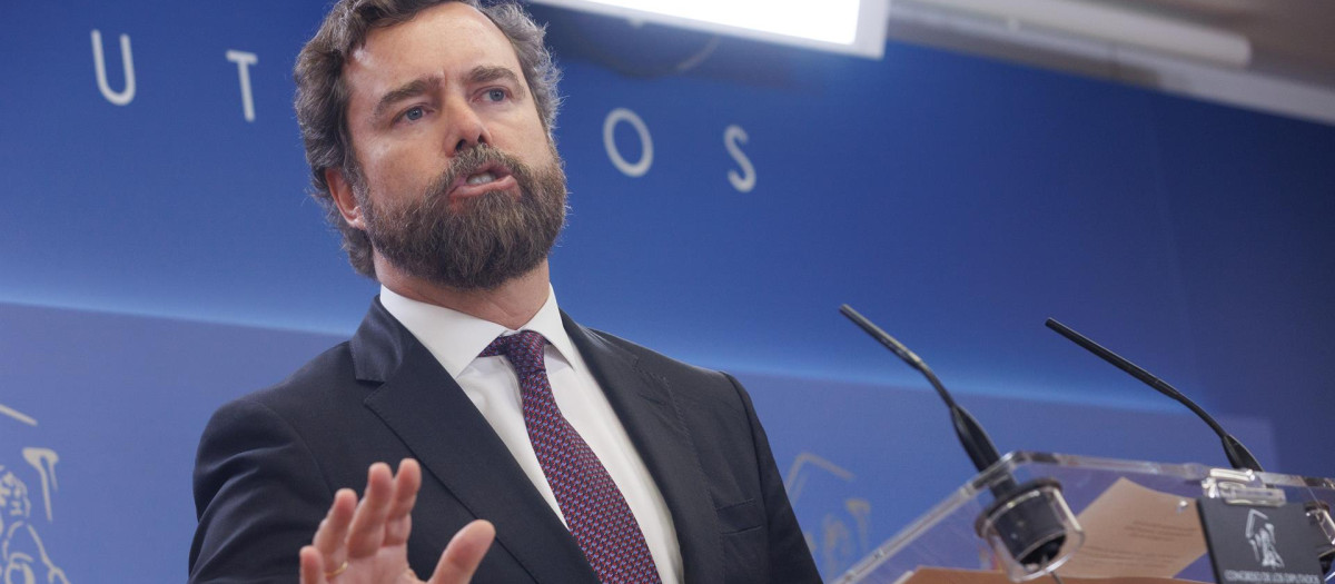 El portavoz de VOX en el Congreso, Iván Espinosa de los Monteros, durante una rueda de prensa