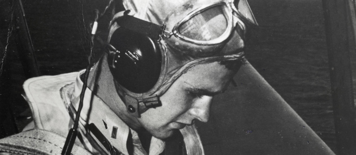 El joven Bush en su avión torpedero a bordo del San Jacinto en 1944
