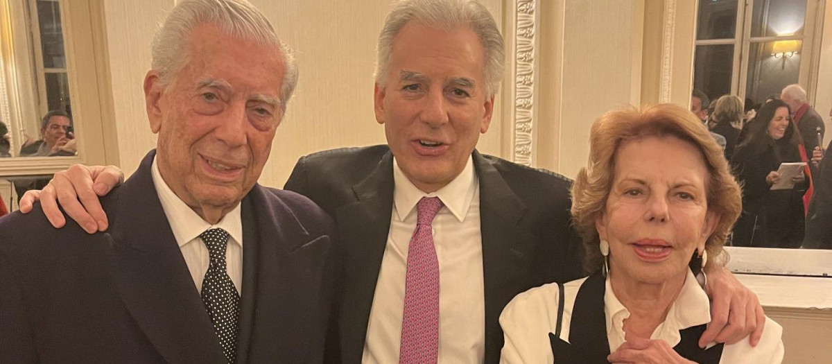 Álvaro Vargas Llosa, con sus padres