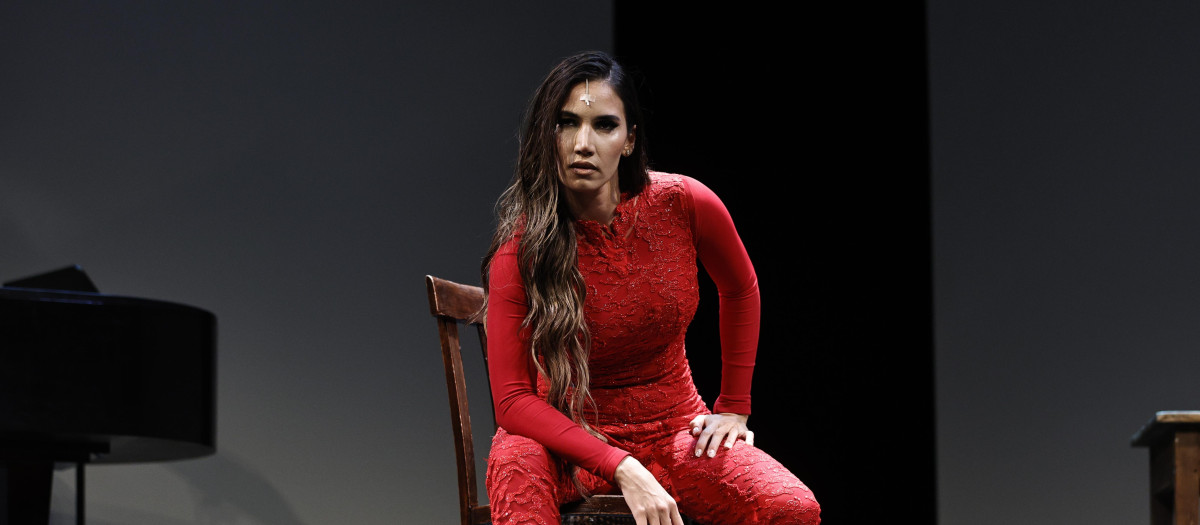 La cantante India Martínez posa durante el pase gráfico de la obra "Lorca por Saura",