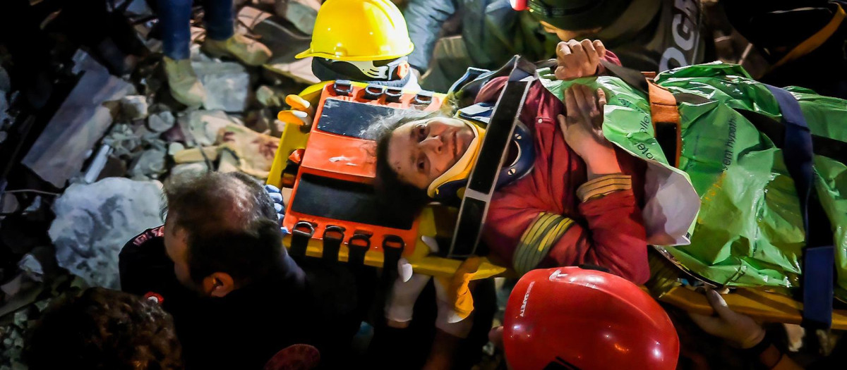Imagen de otra mujer rescatada, en este caso una siria, seis días después del terremoto