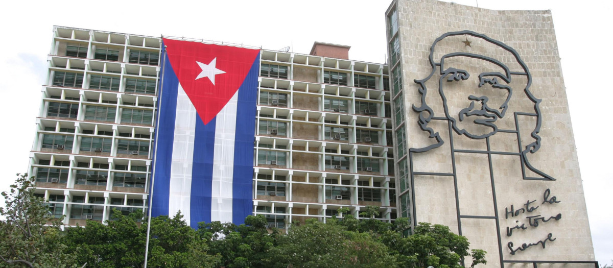 EDIFICIO DEL SERVICIO SECRETO CUBANO CON UN GRAN MURAL DE ERNESTO CHE GUEVARA Y UNA BANDERA DE CUBA EN LA HABANA
CHRISTIAN LANGBEHN / Action Press 82930064 / © KORPA
01/03/2006
LA HABANA *** Local Caption *** 82930064

HE BUILDING OF THE SECRET SERVICE WITH A CHE GUEVARA ON THE WALL

ACTION PRESS/CHRISTIAN LANGBEHN # 82930064 #