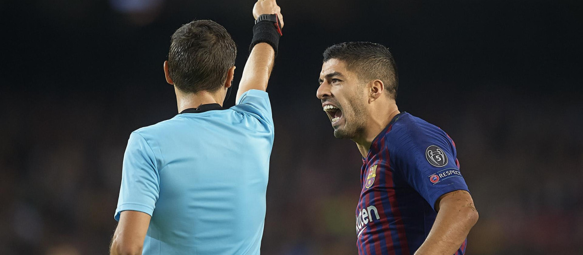 Luis Suárez, en una protesta a un colegiado en el año 2016