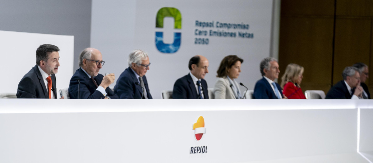 El consejero delegado de Repsol, Josu Jon Imaz (1i), interviene durante la Junta General de Accionistas de Repsol