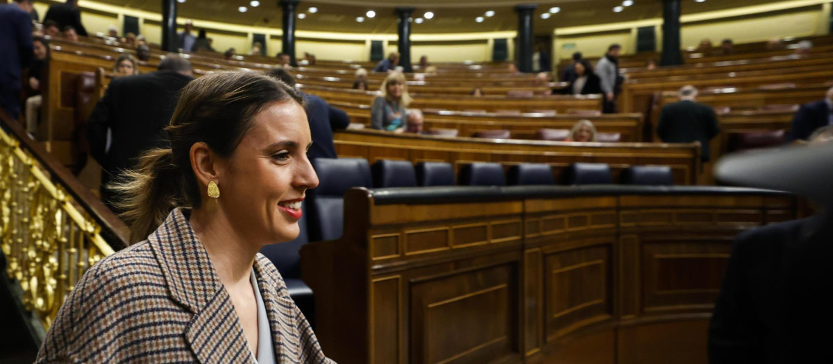 La ministra de Igualdad, Irene Montero, a su llegada al pleno del Congreso que debate y vota para su aprobación definitiva el proyecto de la ley trans, que consagra la autodeterminación de género, después de que el Senado le diera luz verde hace una semana con modificaciones mínimas