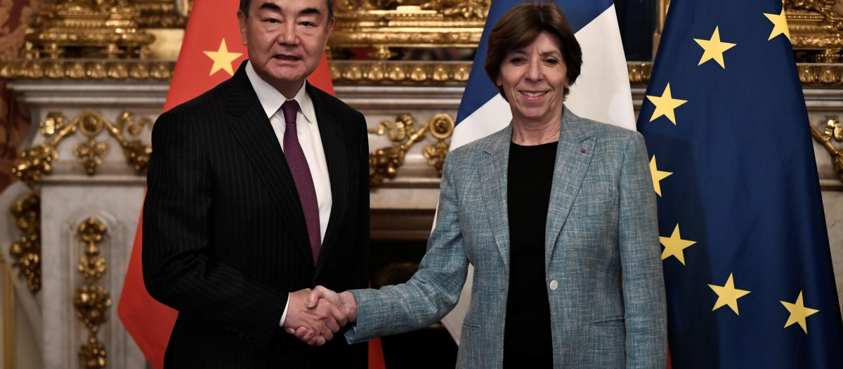 El ministro de Relaciones Exteriores de China, Wang Yi, estrecha la mano de la ministra de Asuntos Exteriores y Europeos de Francia, Catherine Colonna