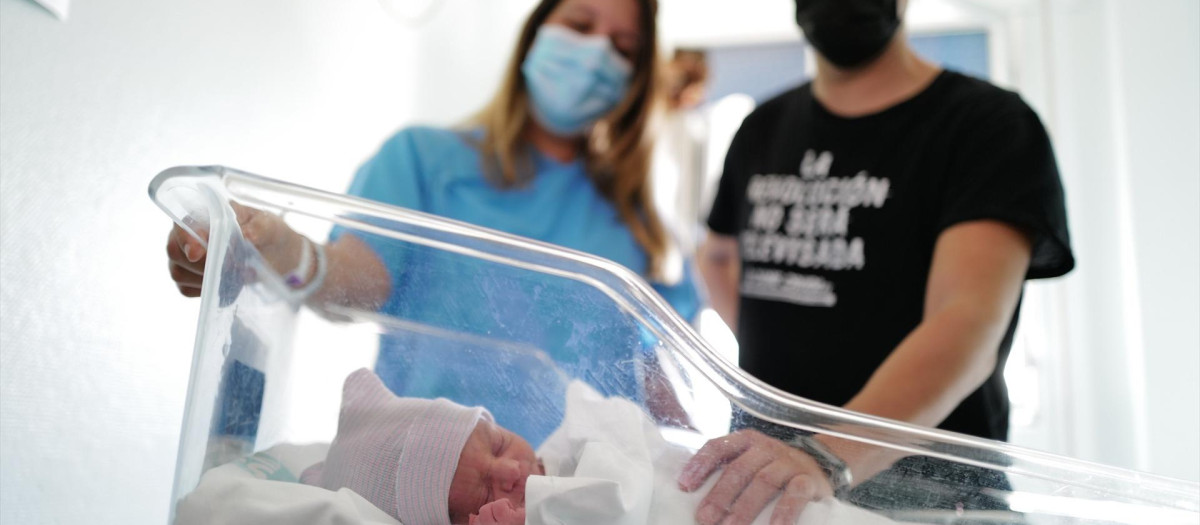 Aitana y Daniel posan con su hijo Ander, uno de los primeros bebés nacidos en 2023 en España