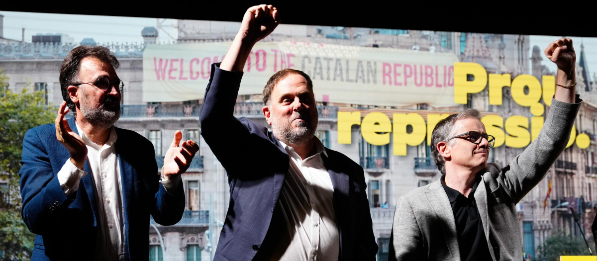 El ex secretario general de Vicepresidencia y Economía de la Generalitat Josep María Jové (i), el presidente de ERC, Oriol Junqueras (c) y Lluís Salvadó (d)