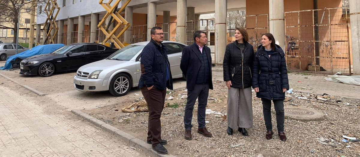 Casanueva (dcha.), durante la visita a las obras en la manzana 17 del barrio del Guadalquivir