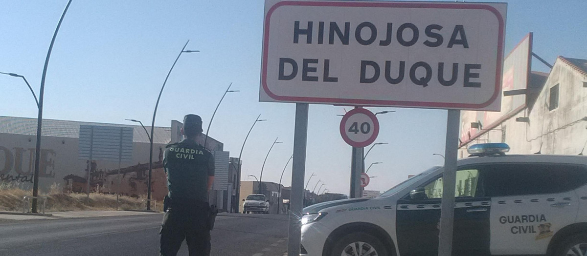 Una patrulla de la Guardia Civil en el puesto de Hinojosa del Duque.