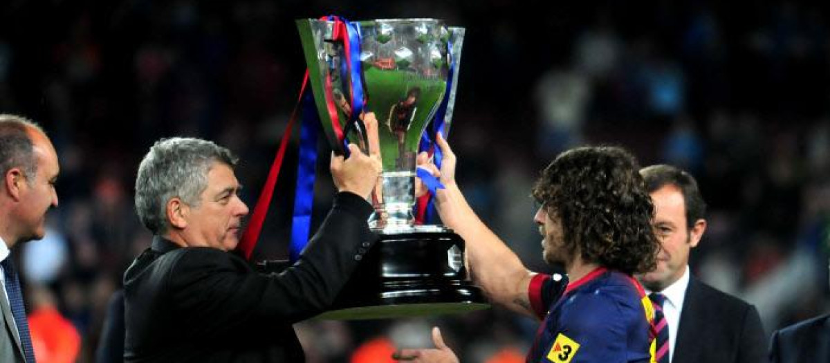 Ángel María Villar, presidente de la RFEF hasta 2018, en la entrega del título de liga a 
Carles Puyol