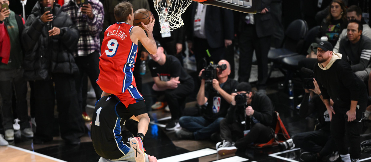 Mac McClung saltando por encima de dos personas en el concurso de mates de la NBA
