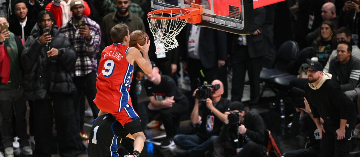 Mac McClung saltando por encima de dos personas en el concurso de mates de la NBA
