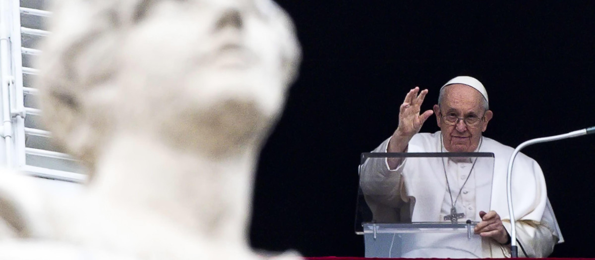 El Papa, durante el rezo del Ángelus de este domingo
