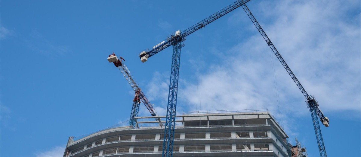 Varias grúas en una zona de obras, a 31 de diciembre de 2022, en Barcelona.