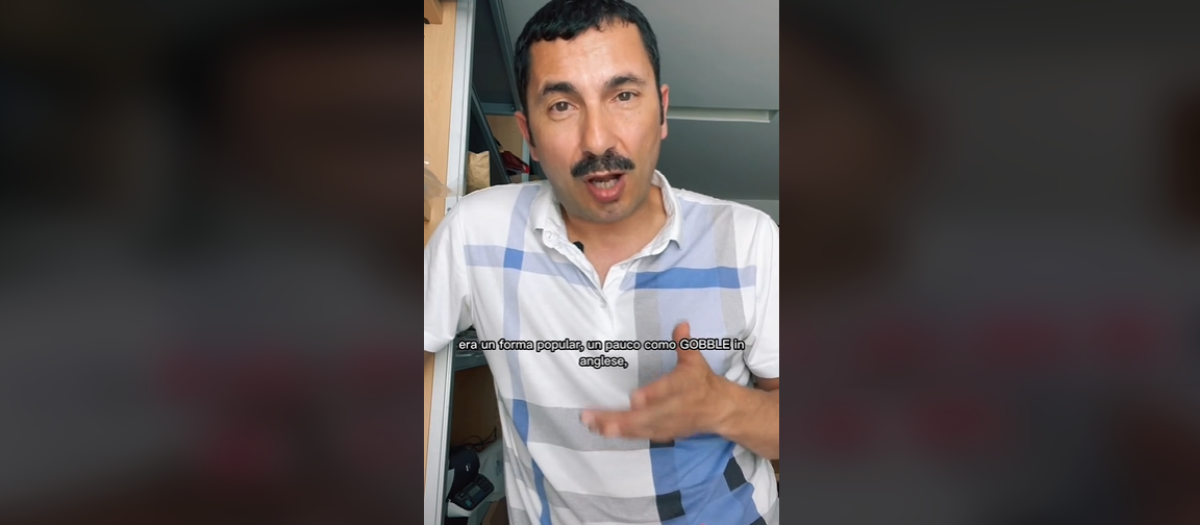 Captura de uno de los videos del profesor Carlos Valcárcel donde habla en interlingua
