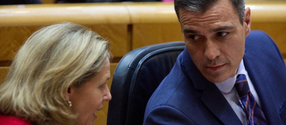 El presidente del Gobierno, Pedro Sánchez, y la vicepresidenta primera y ministra de Asuntos Económicos y Transformación Digital, Nadia Calviño.