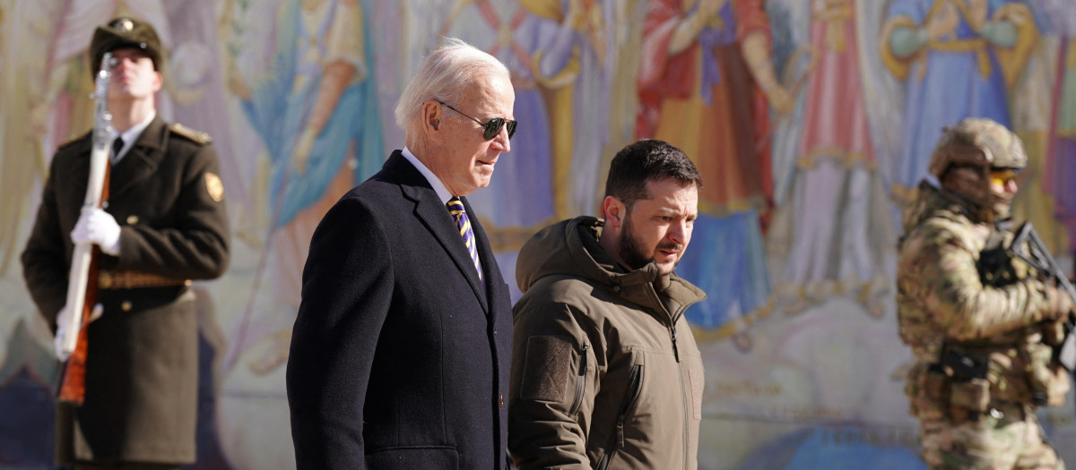 Joe Biden camina junto a Volodímir Zelenski frente a un mural religioso en la Catedral de las Cúpulas Doradas de San Miguel