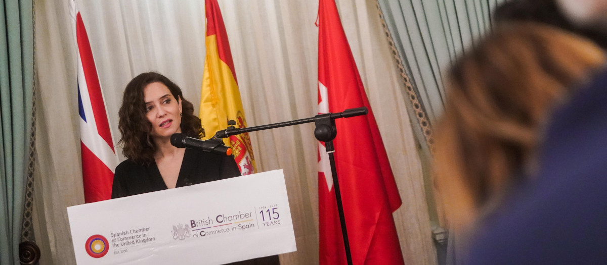 La presidenta de la Comunidad de Madrid, Isabel Díaz Ayuso, en la reunión con con la Chamber of Commerce en Londres