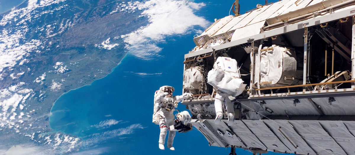 Varios astronautas operan en la Estación Espacial Internacional en una imagen de archivo