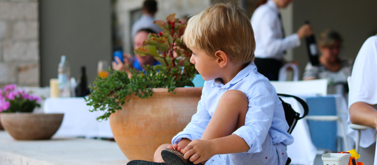 Un niño en un restaurante