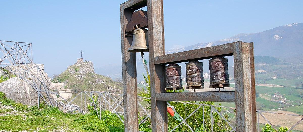 Una campana europea y tres campanas budistas en la colina de Penablili
