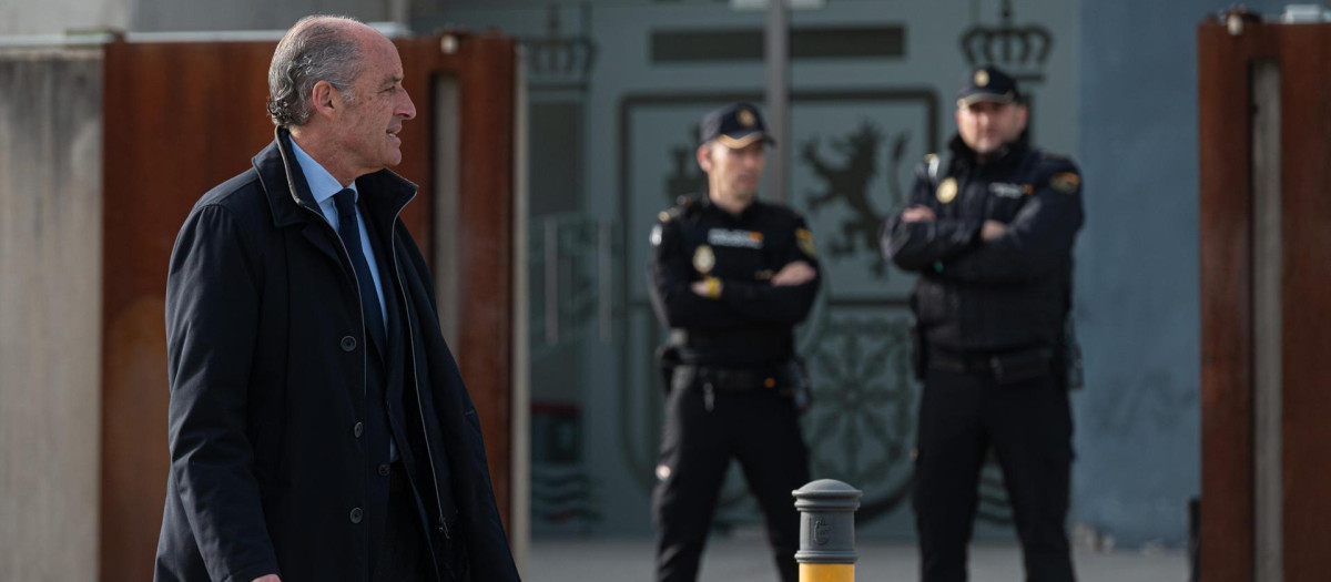 El expresidente de la Generalitat valenciana Francisco Camps a su llegada a la sede de la Audiencia Nacional en San Fernando de Henares donde este lunes se reanuda el juicio de una rama del caso Gürtel al expresidente valenciano y a una veintena de acusados en una jornada en la que seguirán declarando los considerados líderes de la trama, entre ellos el empresario Álvaro Pérez, El Bigotes. EFE/Fernando Villar