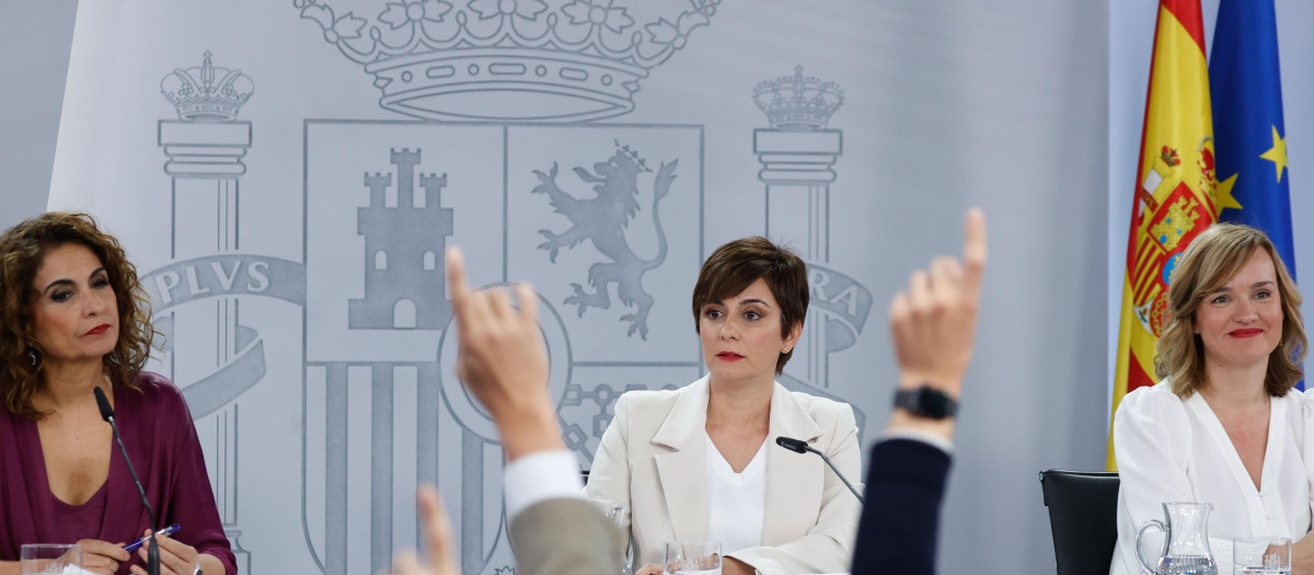 La portavoz del Gobierno, flanqueada por María Jesús Montero y Pilar Alegría