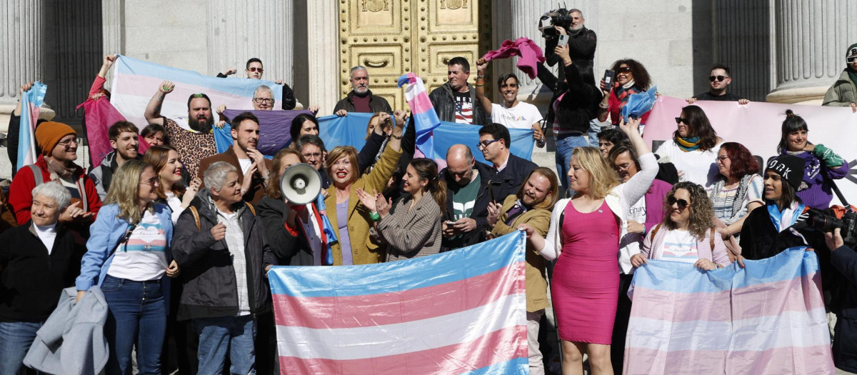 Irene Montero celebra con miembros del colectivo LGTBI la aprobación de la ley