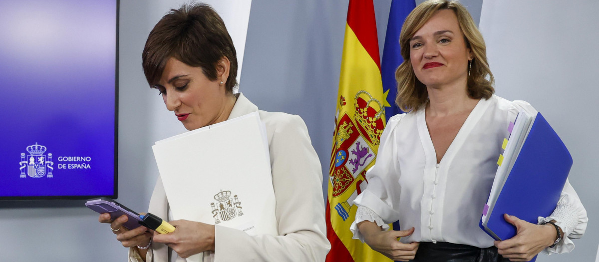 La ministra de Política Territorial y portavoz del Gobierno, Isabel Rodríguez (i), y la titular de Educación y Formación Profesional, Pilar Alegría, durante la rueda de prensa posterior a la reunión del Consejo de Ministros