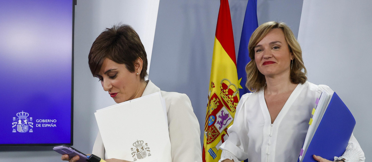 La ministra de Política Territorial y portavoz del Gobierno, Isabel Rodríguez (i), y la titular de Educación y Formación Profesional, Pilar Alegría, durante la rueda de prensa posterior a la reunión del Consejo de Ministros