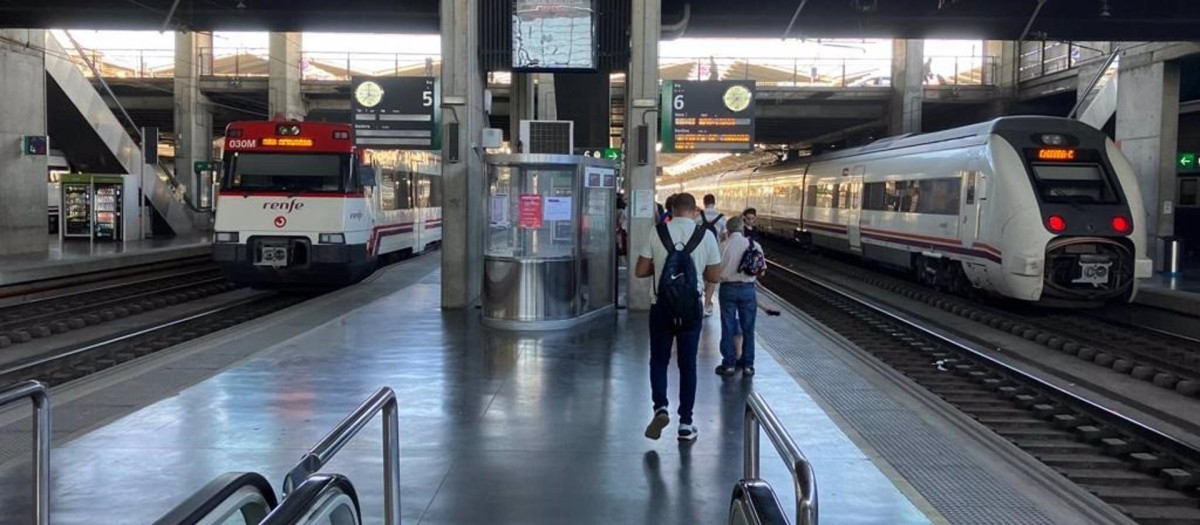 Viajeros en la estación de trenes de Córdoba