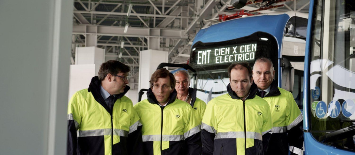 Martínez Almeida durante la presentación de la nueva estación de carga eléctrica de la EMT