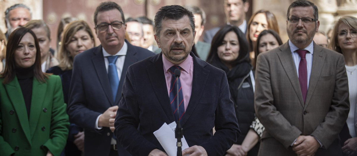 El portavoz del PP en el Parlamento andaluz, Toni Martín, acompañado por el resto del Grupo Popular