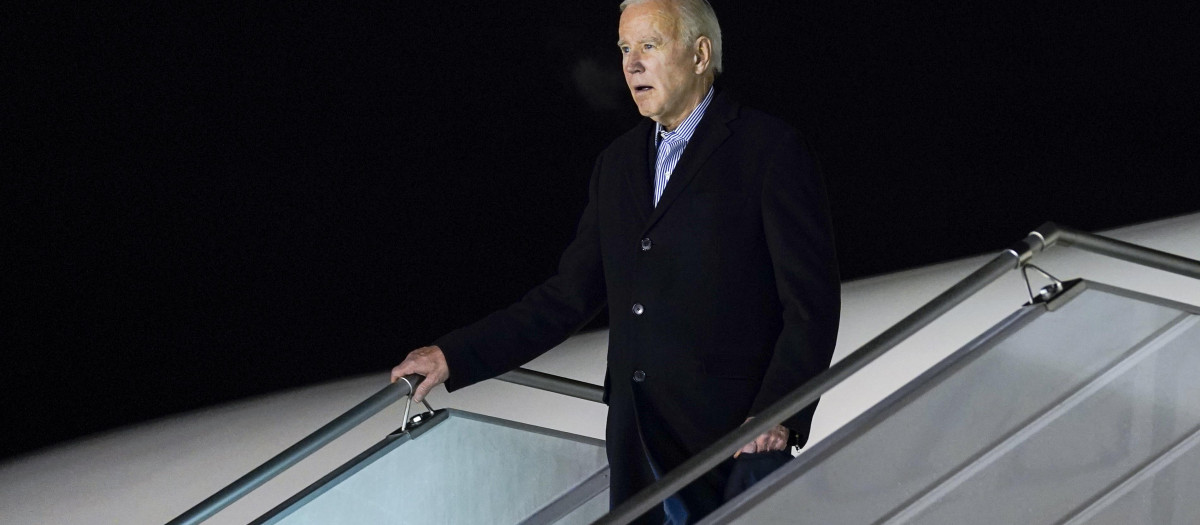 El presidente de Estados Unidos, Joe Biden, baja del Airforce One