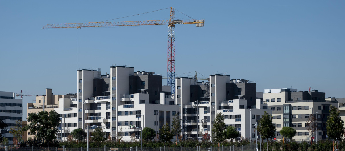 Una grúa en una zona de construcción de edificios