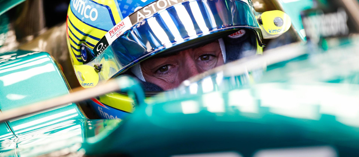 Fernando Alonso subido al monoplaza AMR23